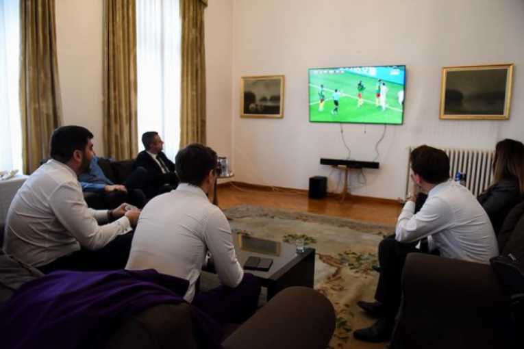 SVUDA UZ SRBIJU, NAPRED "ORLOVI"! Premijerka i naša delagacija u Rumuniji gledaju Srbiju na SP i svim srcem navijaju! (FOTO)