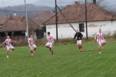 ZA FUDBALSKE SLADOKUSCE: Sve što ova igra može da pruži viđeno je u Lomnici - Sloga kući nosi veliki bod!