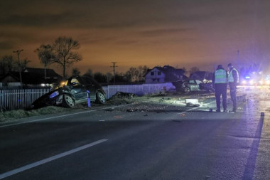 POGINULA JEDNA, DVE OSOBE POVREĐENE: Detalji saobraćajne nesreće na Ibarskoj magistrali (FOTO)