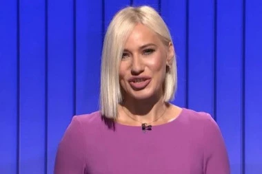 MARIJA VELJKOVIĆ POČASTILA PRATIOCE PROVOKATIVNOM FOTKOM: Dekolte na izvolte, muškarcima popadale vilice! (FOTO)