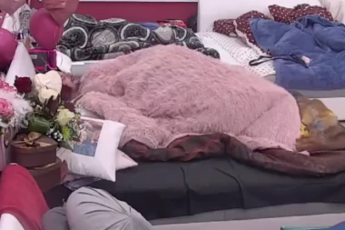 NE BIRAJU NI VREME, NI MESTO: Maja Marinković pred zadrugarima zadovoljila Bilala, usledila maratonska VRELA AKCIJA! (VIDEO 18+)