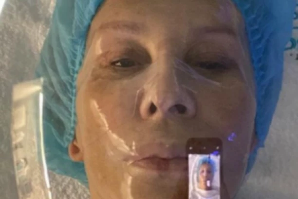 VERICA RAKOČEVIĆ NA KLINICI, ZAMOTANA U CELOFAN! Kreatorka ŠOKIRALA fotografijom, PRIZNALA šta radi sa licem! (FOTO)
