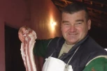 ADIDAS SLANINA I HARIBO BOMBONE OD SVINJE! Čačanski domaćin Dejan poručuje: Zna se da nema ništa ukusnije od ovog specijaliteta! (FOTO)