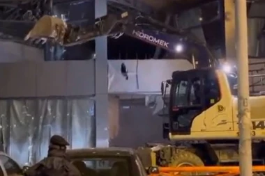 BAGERI RUŠE RESTORAN NA NOVOM BEOGRADU: Policija obezbeđuje lice mesta