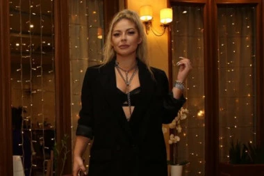 KRAJ JEDNE ERE: Pevačica zamenila mikrofon za novu karijeru - evo čime se sada bavi, javnost u ŠOKU! (FOTO)