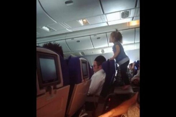 PROŽIVELI PAKAO TOKOM LETA: Snimak iz aviona razbesneo ljude, šokantno dešavanje zabeleženo kamerom (VIDEO)