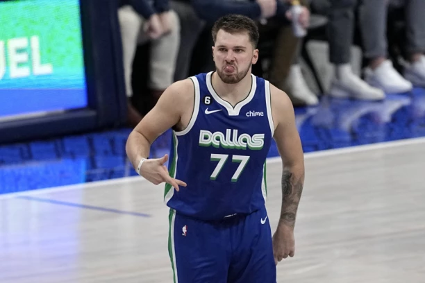 NEZAUSTAVLJIVI SLOVENAC: Luka Dončić brutalnom MVP partijom SRUŠIO ŠAMPIONA i STIGAO Dirka Novickog! (VIDEO)