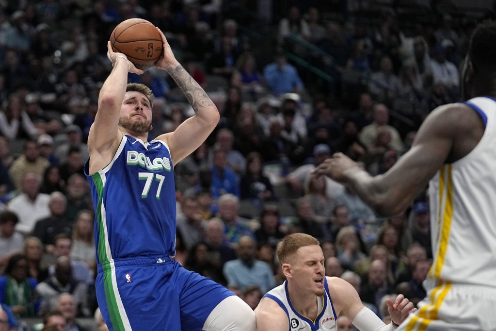 Luka Dončić na meču Dalas - Golden Stejt