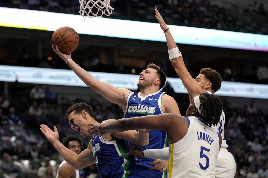 Luka Dončić na meču Dalas - Golden Stejt