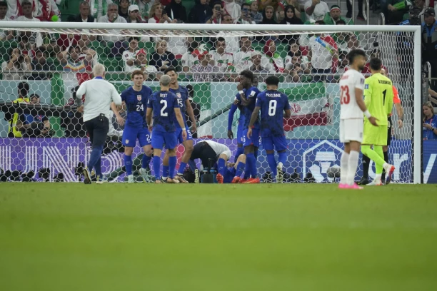 Heroj Amerike ZAVRŠIO U BOLNICI: Nova STRAVIČNA POVREDA na Mundijalu, OGLASILI SE igrač i selektor! (FOTO)