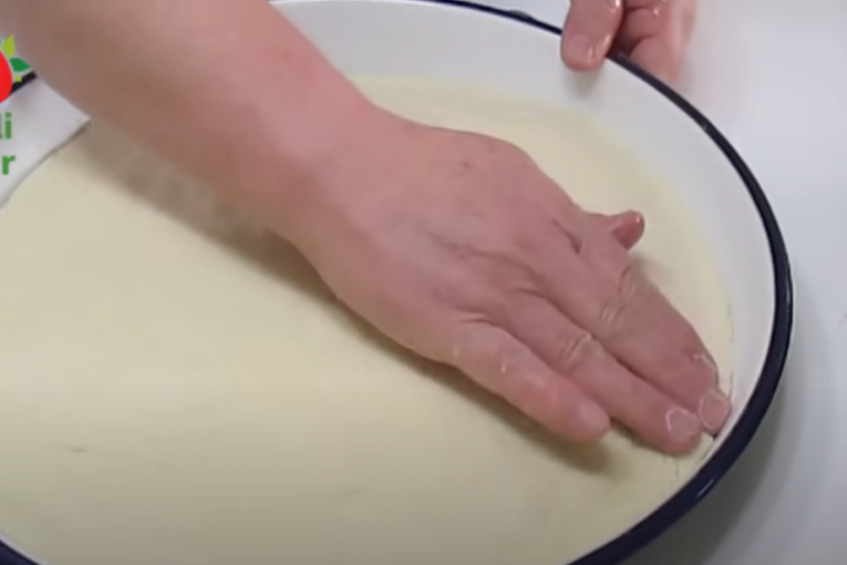 Razvlačenje testa u plehu