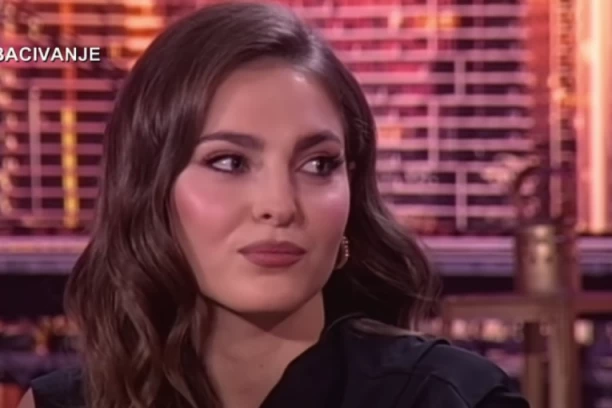 "DŽEJLA, JESI LI TO TI?" Lepa pevačica u NAJVRELIJEM izdanju do sada, publika ŠOKIRANA! (FOTO)