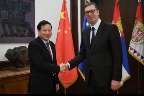 VUČIĆ SE SASTAO SA HONGŠANOM: Prijateljstvo Srbije i Kine je iskreno! (FOTO)