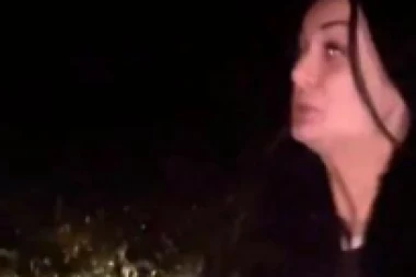 VIKI VITLA PIŠTOLJEM U JAVNOSTI! SKANDALOZNO ponašanje Mitrovićeve, ORUŽJE drži tokom vožnje, narod BESAN! (VIDEO)