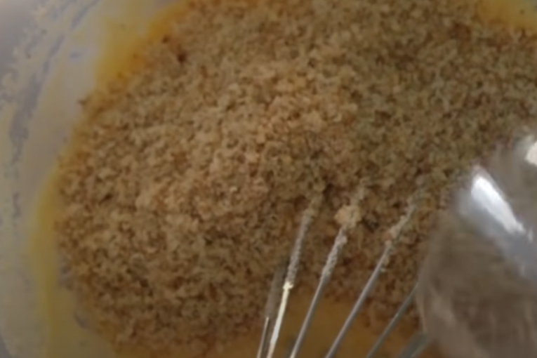 Sipanje oraha u kolač