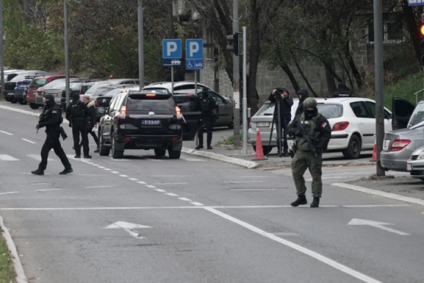 ČLANOVI VELJINE BANDE STIGLI U SPECIJALNI SUD! Danas nastavak suđenja, Lalić odgovara na pitanja advokata Miljkovića i Belivuka!