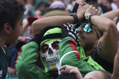 ŠOKANTNA SCENA POSLE ELIMINACIJE! Navijač Meksika doživeo NERVNI SLOM: Sevale pesnice, pa uzeo NOŽ u ruke! (VIDEO)