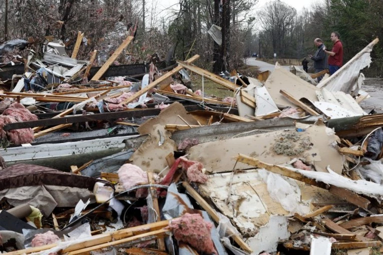 TORNADO POKOSIO ALABAMU! Ogromno stablo palo na kuću, majka i sin TRAGIČNO nastradali (FOTO)