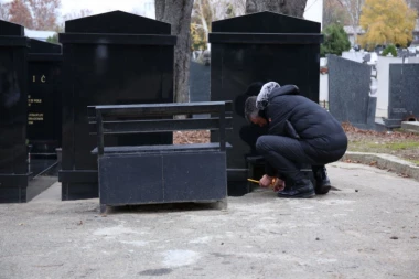 MISTERIOZNI ČOVEK NA GROBU LUKINOG UBIJENOG BRATA! Upaljena sveća kod Nikole i Vuka, a ovo stoji na spomeniku KUMA! (FOTO)