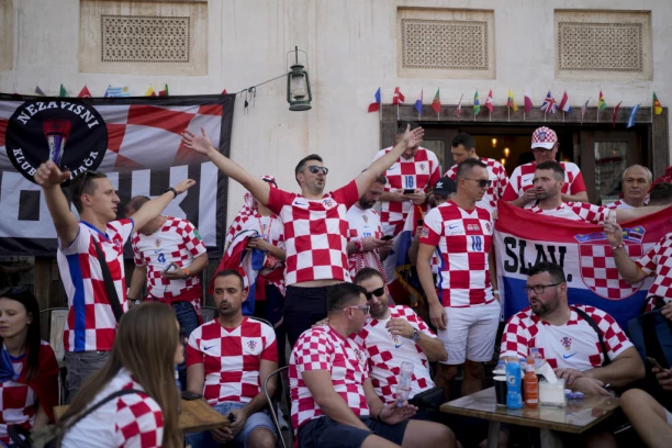 BRUKA SE NASTAVILA I U SPLITU: Hrvati i dalje slave bronzu, USTAŠKE pesme i VREĐANJE Srbije ponovo na repertoaru