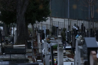 ŠTA ME SLIKATE?! Tajnoviti posetilac grobnice Nikole Bojovića zapretio novinarima: JA OVDE RADIM, ODAKLE STE VI?!