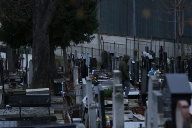 ŠTA ME SLIKATE?! Tajnoviti posetilac grobnice Nikole Bojovića zapretio novinarima: JA OVDE RADIM, ODAKLE STE VI?!