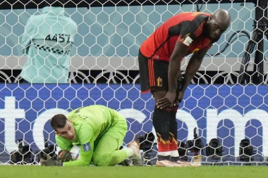 UDRI GLAVOM, KAD VEĆ NE MOŽEŠ DA POGODIŠ SA DVA METRA! Lukaku divljao i lomio sve pred sobom! (VIDEO)