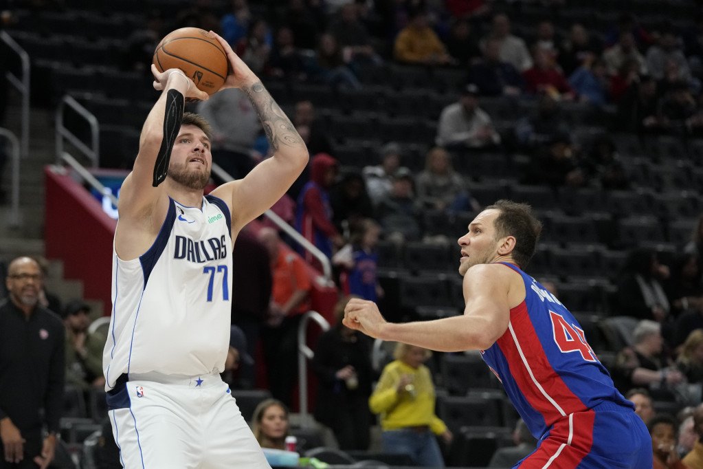 Luka Dončić i Bojan Bogdanović na meču Detroit - Dalas