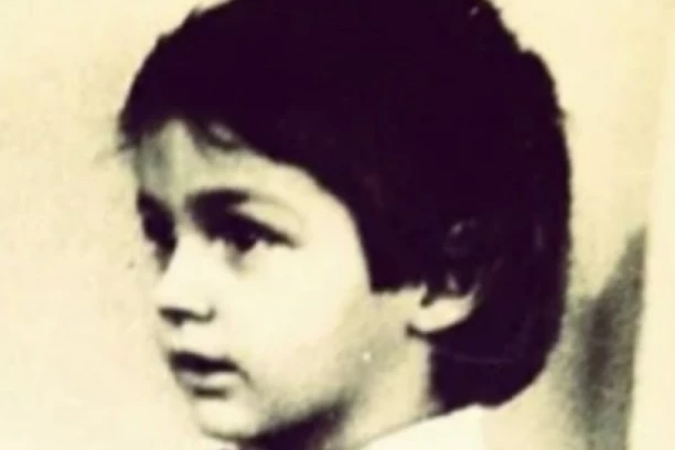 NEĆETE VEROVATI KO JE NA SLICI! Bio je PRESLADAK, za njim su LUDELE devojke, a onda je PREVARIO ženu i završio na STUBU SRAMA! (FOTO)