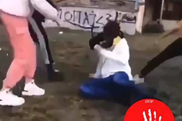 JEZIV SLUĆAJ VRŠNJAČKOG NASILJA U BORU! Devojčica (13) prebila drugaricu zbog "pogrešnog pogleda"!