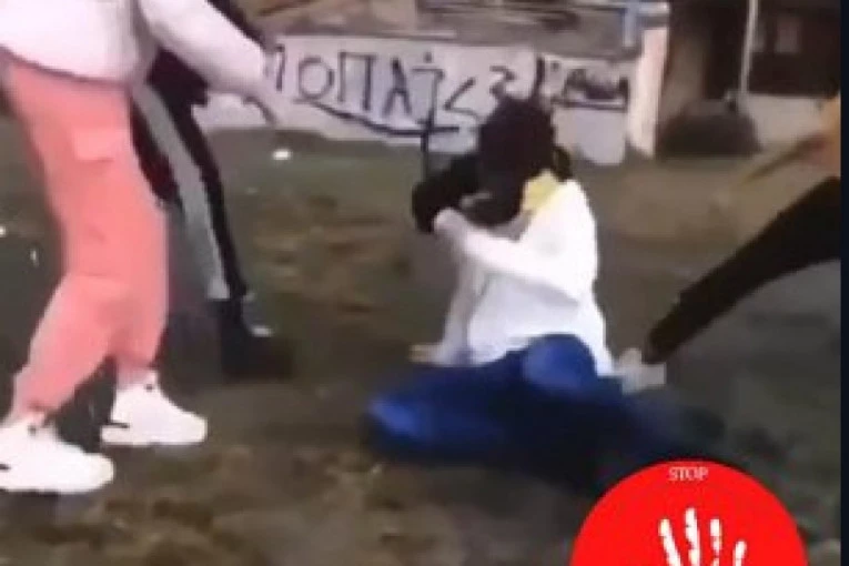JEZIVO VRŠNJAČKO NASILJE U SREMSKOJ MITROVICI: Tinejdžer šutira devojčicu u glavu, a potom je udara pesnicom!