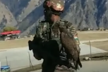 NJU DELHI PRONAŠAO ORUŽJE PROTIV BESPILOTNIH LETELICA: Indijska vojska obučava orlove za obaranje dronova (VIDEO)