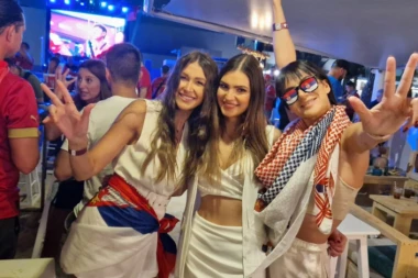 SRPSKE LEPOTICE OČARALE DOHU: Milica, Sofija i Jelena celim SRCE uz Orlove! Blistavim osmehom nam donose sreću (FOTO)