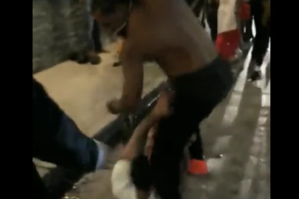 HIT SNIMAK ULIČNE TUČE! Pogledajte kako se mladić izborio protiv daleko jačeg protivnika! MALO MU, ISTINA, I DEVOJKE POMOGLE! (VIDEO)