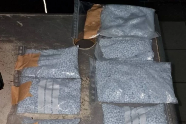 UHVAĆENA SA TRI KILOGRAMA KSALOLA NA HORGOŠU: Tablete bile u duplom dnu torbe