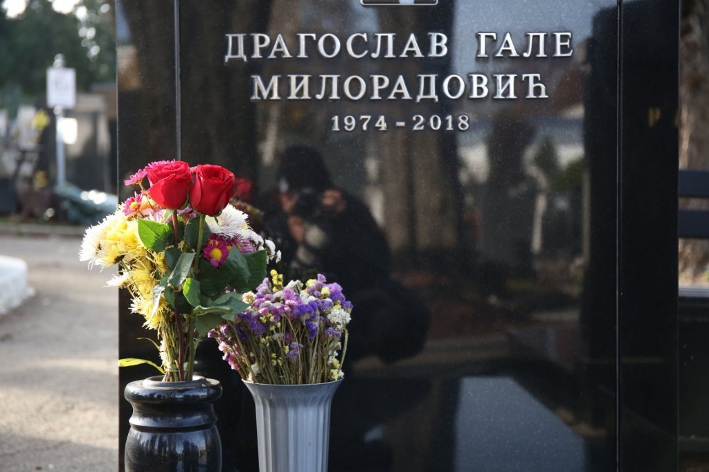 ВИДЕО: НА БОЙОВИЧЕВОМ КУМЕ БЫЛА КРАСНАЯ ТОЧКА, А ПОТОМ ПРОГРЕМЕЛИ ВЫСТРЕЛЫ! ДВОЕ КРУЖИЛИ НА МОТОЦИКЛЕ, А ПОТОМ ЗАСТРЕЛИЛИ ГЕЙЛА! МИЛОРАДОВИЧ ПОКОИТСЯ РЯДОМ С БРАТОМ ЛУКИ! (ФОТО)
