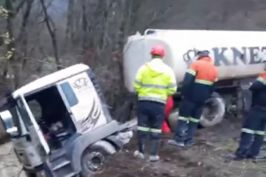 UDES NA PUTU MAJDANPEK-KUČEVO! Sudarili se automobil i kamion, pa kamion sleteo s puta! (VIDEO)