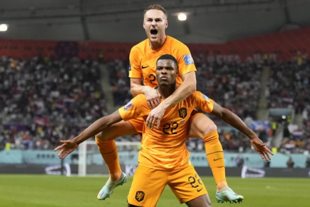 HOLANĐANI UNIŠTILI AMERIČKE SNOVE: Fantastični Damfris RAZBIO "Jenkije", Van Galova četa u četvrtfinalu Mundijala!