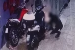 PIROMAN NA ZVEZDARI PALIO MOTORE: Podmetnuo požar u zgradi, pa završio u pritvoru (VIDEO)