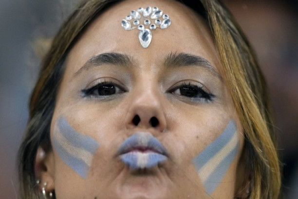 HOLANDIJA PRVI ČETVRTFINALISTA: Vreme je za Argentince, navijači prave HAOS u metrou!