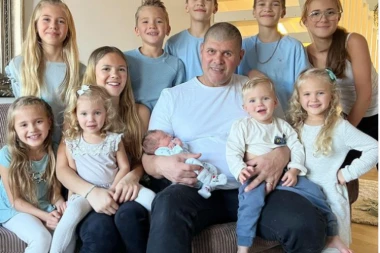 LEKARI JOJ REKLI DA NIKAD NEĆE POSTATI MAJKA, A ONA NEDAVNO RODILA 11. DETE! Presrećna!