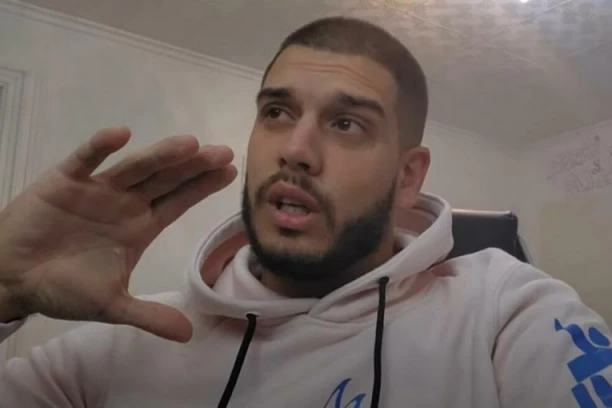 DEJAN PROSLAVLJA ROĐENDAN UZ LUK, PARADAJZ I PAŠTETU: Zavirite u Dragojevićevu oazu sa devojkom! (FOTO)