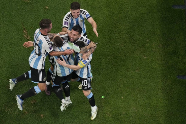 ARGENTINCI BIJU BITKU ZA POLUFINALE SVETSKOG PRVENSTVA: Evo šta radi nekadašnji Zvezdin Gaučos dok njegovi sunarodnici krče put ka završnici Mundijala! (FOTO)