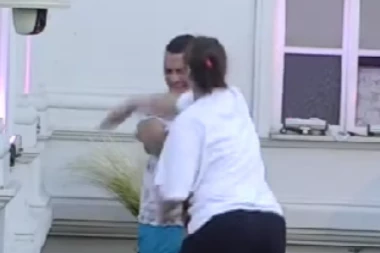 KRVNIČKI GA ŠAMARALA I UDARALA! Miljana NASRNULA na Bebicu, on sav IZGREBAN i crven, obezbeđenje hitno reagovalo! (VIDEO)