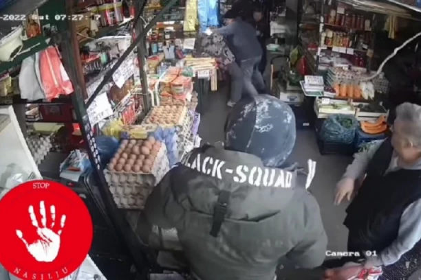 JEZIVO NASILJE NA KARABURMI: Muškarac prebija ženu na pijaci, ljudi nemo gledaju (VIDEO)