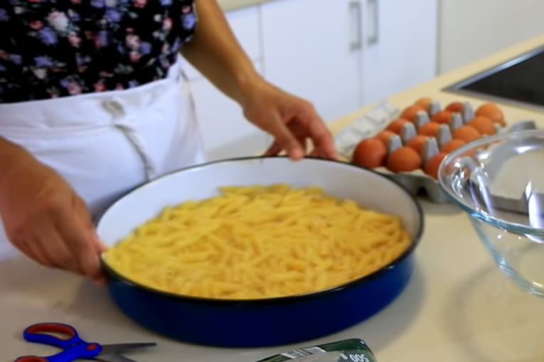 Sipanje makarona u pleh