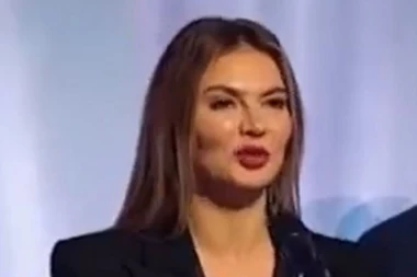 NASMEJANA I ELEGANTNA: Navodna Putinova ljubavnica posle dužeg vremena ponovo u javnosti (FOTO, VIDEO)