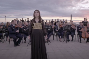 PREMIJERA SPOTA "VILA SA KOŠARA": Pogledajte spomenik herojima koji je podigao Srpski telegraf s prijateljima! (VIDEO)