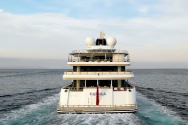 VEĆA OD FUDBALSKOG TERENA, SVE PRŠTI OD LUKSUZA: Ovako izgleda "plutajuća palata" šeika Katara, ali ima i jedna MISTERIJA (FOTO)