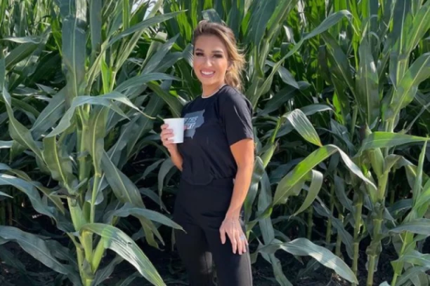 DA LI OVO STVARNO RADIŠ SVOJOJ DECI? Poznata pevačica objavila fotografiju porodice, svi gledaju u njihove trbušnjake i ne veruju (FOTO)